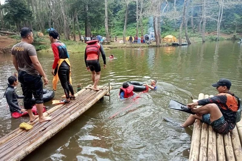 Situasi evakuasi wisatawan yang tewas meninggal di situ salar Garut Jawa Barat, Foto/Antara Jabar