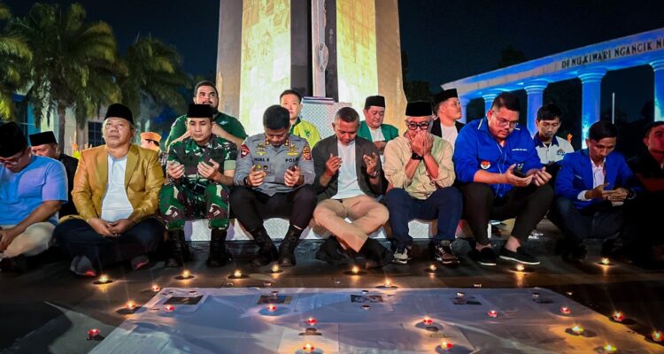 Wakil Wali Kota Bogor, Jenal Muttaqin bersama tokoh pemuda melaksanakan doa bersama di Tugu Kujang Bogor, Foto/Diskominfo Kota Bogor