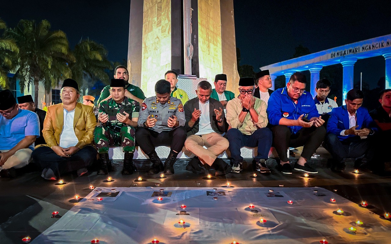 Wakil Wali Kota Bogor, Jenal Muttaqin bersama tokoh pemuda melaksanakan doa bersama di Tugu Kujang Bogor, Foto/Diskominfo Kota Bogor Wakil Wali Kota Bogor, Jenal Muttaqin bersama tokoh pemuda melaksanakan doa bersama di Tugu Kujang Bogor, Foto/Diskominfo Kota Bogor
