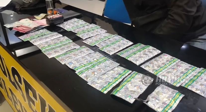 Alat bukti tremadol yang diamankan oleh Polsek Cileungsi Bogor, Foto/Polsek Cileungsi Alat bukti tremadol yang diamankan oleh Polsek Cileungsi Bogor, Foto/Polsek Cileungsi