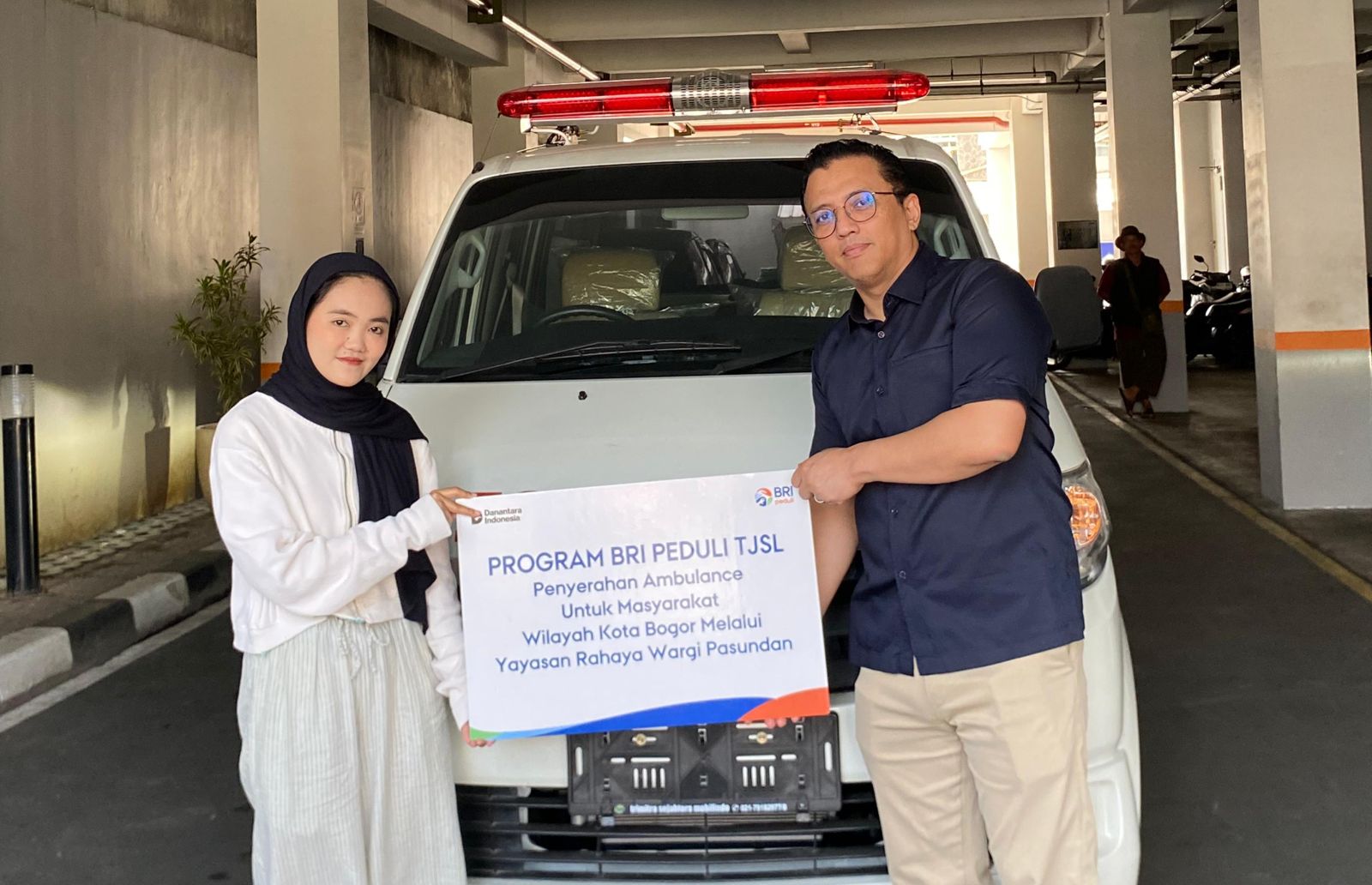 PT Bank Rakyat Indonesia (Persero) Tbk melalui program BRI Peduli menyerahkan satu unit ambulans kepada Yayasan Rahaya Wargi Pasundan, Kota Bogor, Foto/Istimewa PT Bank Rakyat Indonesia (Persero) Tbk melalui program BRI Peduli menyerahkan satu unit ambulans kepada Yayasan Rahaya Wargi Pasundan, Kota Bogor, Foto/Istimewa