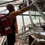 Anggota BPBD Kabupaten Bogor saat meninjau lokasi sekolah ambruk di SMKN 1 Cileungsi, Foto/BPBD Kabupaten Bogor