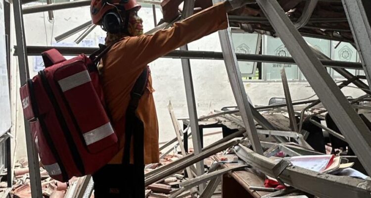 Anggota BPBD Kabupaten Bogor saat meninjau lokasi sekolah ambruk di SMKN 1 Cileungsi, Foto/BPBD Kabupaten Bogor