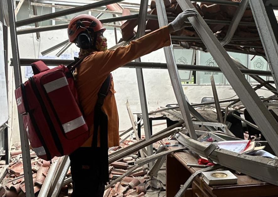 Anggota BPBD Kabupaten Bogor saat meninjau lokasi sekolah ambruk di SMKN 1 Cileungsi, Foto/BPBD Kabupaten Bogor Anggota BPBD Kabupaten Bogor saat meninjau lokasi sekolah ambruk di SMKN 1 Cileungsi, Foto/BPBD Kabupaten Bogor