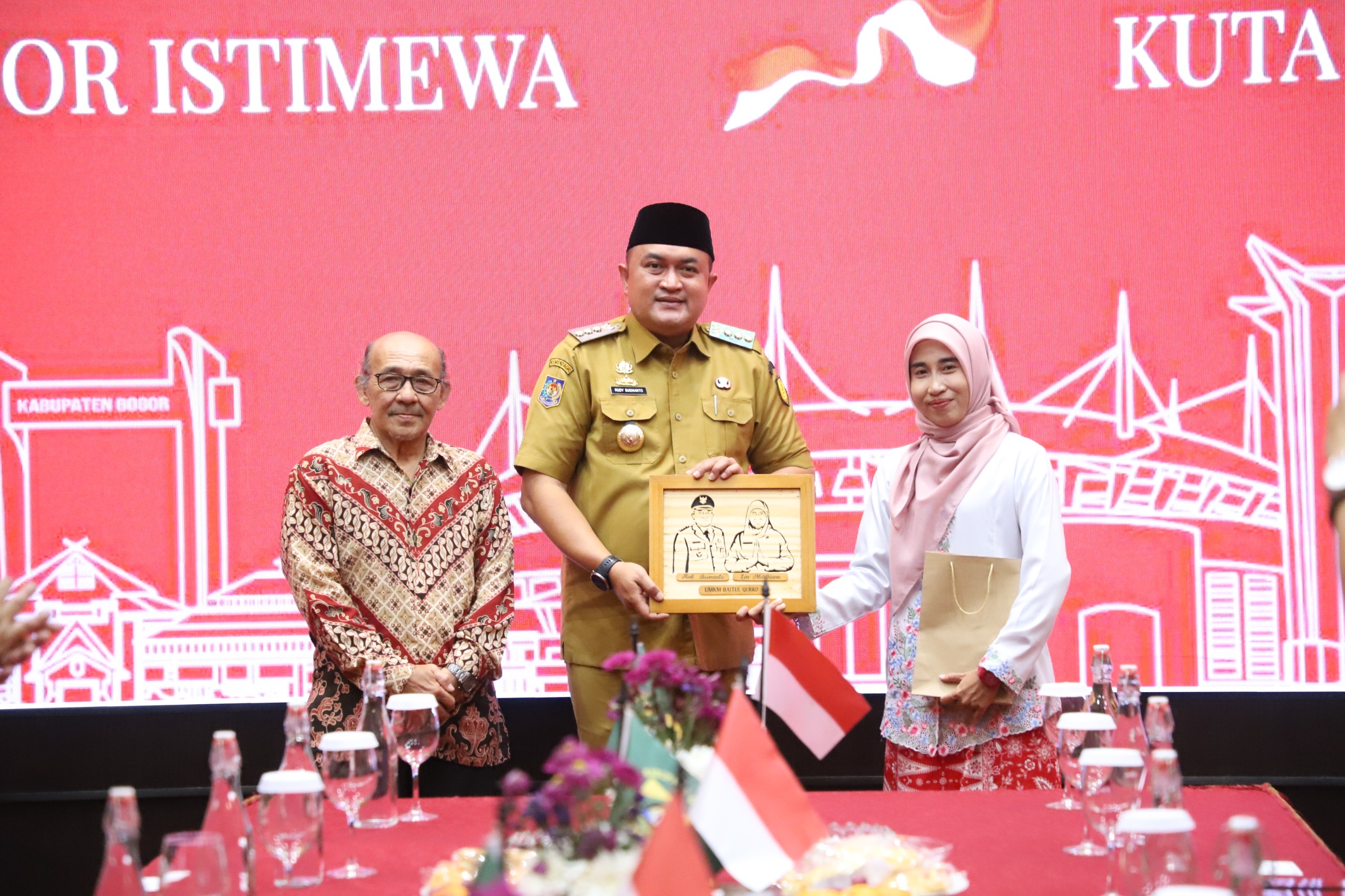 Bupati Bogor saat memberikan hadiah kepada dua tokoh inspiratif, Foto/Diskominfo Kabupaten Bogor