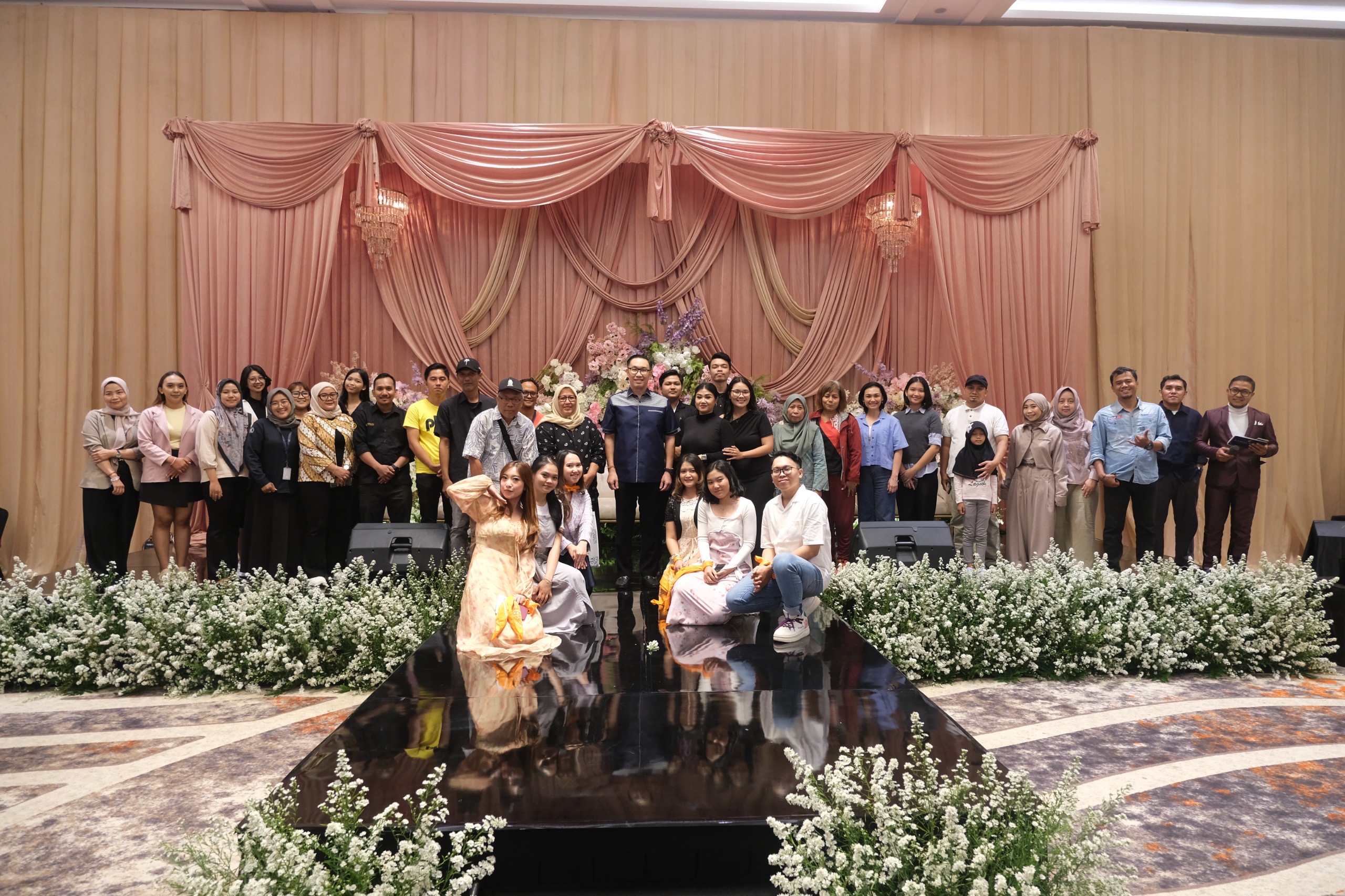 Foto bersama saat acara Wedding Showcase Di HARRIS Cibinong Bogor, Foto/Istimewa