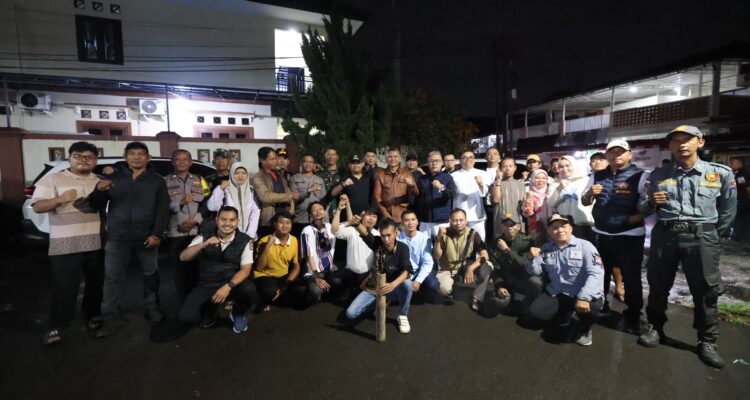 Wakil Wali Kota Bogor, Jenal Mutaqin bersama Sekda, Denny Mulyadi saat melakukan siskamling bersama warga, Foto/Diskominfo Kota Bogor