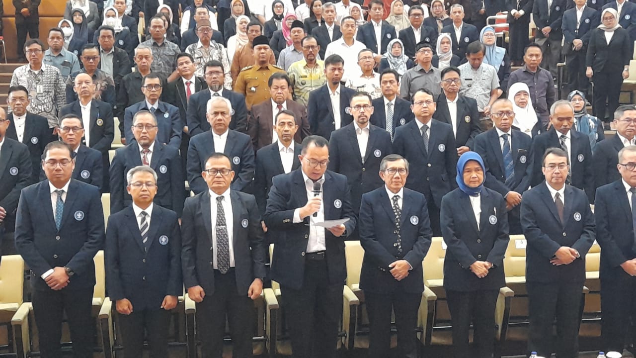 Rektor IPB Arif Satria bersama para dosen dan dekan saat menyatakan sikap terkait kondisi bangsa ini, Foto/Adi Wirman Rektor IPB Arif Satria bersama para dosen dan dekan saat menyatakan sikap terkait kondisi bangsa ini, Foto/Adi Wirman