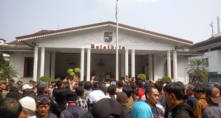 Para Pedagang Pasar Bogor saat menggelar aksi demontrasi di Balaikota Bogor, Foto/Istimewa
