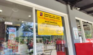 Pemasangan striker di KFC Tugu Kujang oleh Bapenda Kota Bogor karena menunggak dan tidak membayar pajak, Foto/Istimewa Pemasangan striker di KFC Tugu Kujang oleh Bapenda Kota Bogor karena menunggak dan tidak membayar pajak, Foto/Istimewa