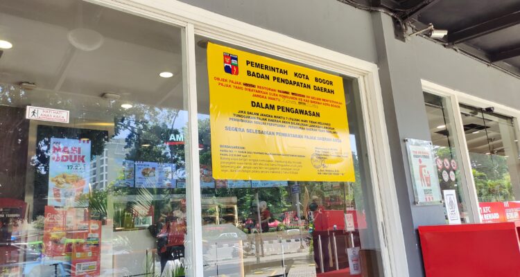 Pemasangan striker di KFC Tugu Kujang oleh Bapenda Kota Bogor karena menunggak dan tidak membayar pajak, Foto/Istimewa