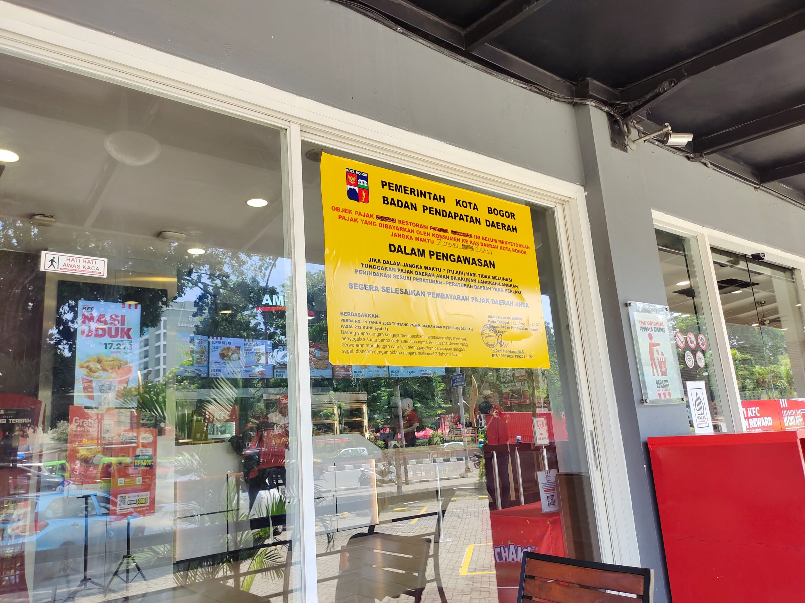 Pemasangan striker di KFC Tugu Kujang oleh Bapenda Kota Bogor karena menunggak dan tidak membayar pajak, Foto/Istimewa Pemasangan striker di KFC Tugu Kujang oleh Bapenda Kota Bogor karena menunggak dan tidak membayar pajak, Foto/Istimewa