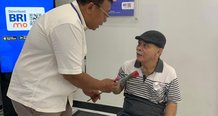 BRI Bekasi Harapan Indah saat memberikan hadiah kepada pelanggan di hari pelanggan nasional 2025, Foto/Istimewa