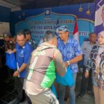 Sekjen DPD PAN Kota Bogor, Fajari Arya Sugiarto saat membagikan beras kepada warga dalam rangka hut PAN ke 27, foto/Istimewa