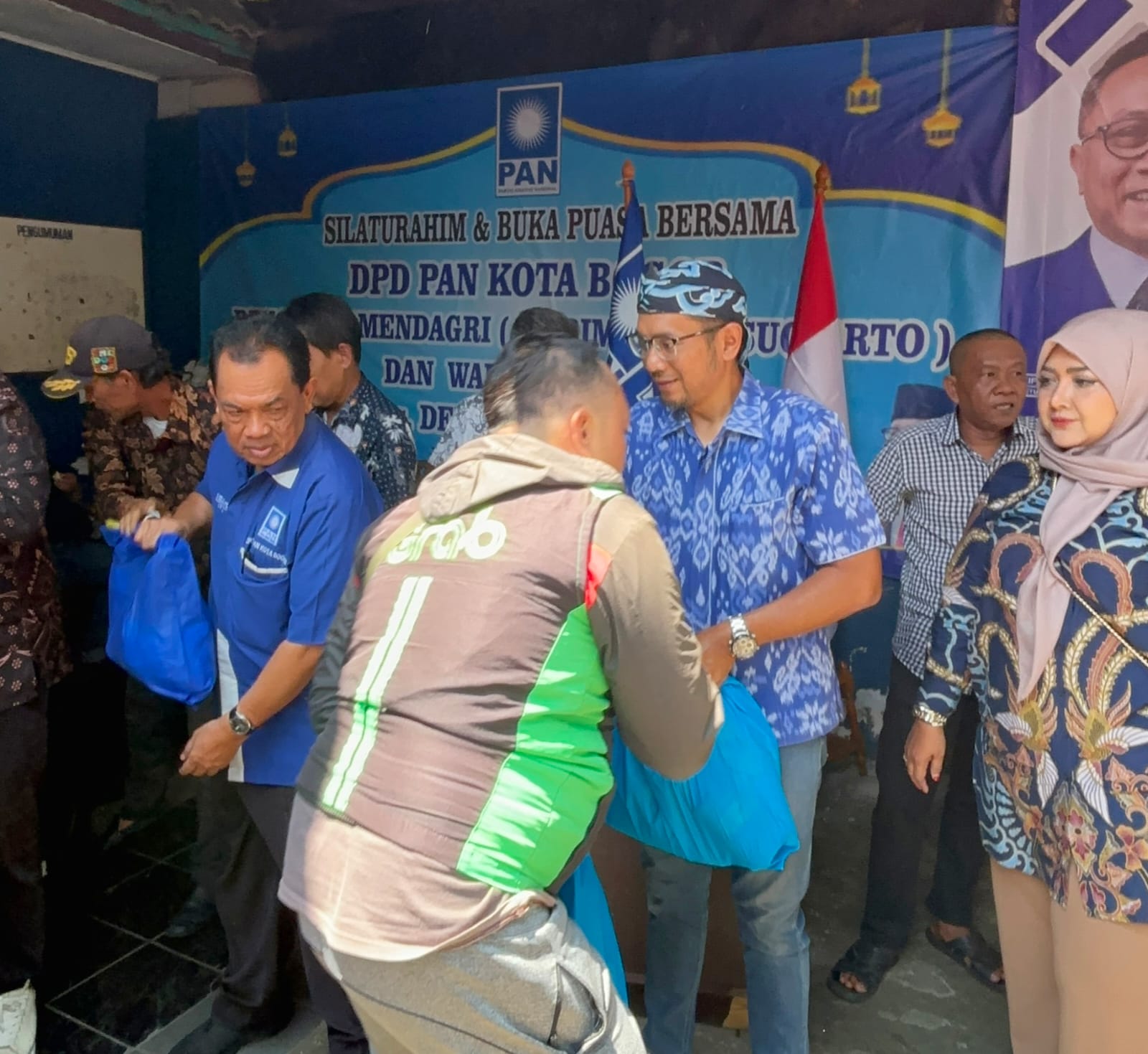 Sekjen DPD PAN Kota Bogor, Fajari Arya Sugiarto saat membagikan beras kepada warga dalam rangka hut PAN ke 27, foto/Istimewa