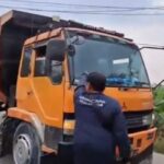 sejumlah warga yang di duga merupakan anggota Karang Taruna Desa Cirarab, Legok, Kabupaten Tangerang mendatangi pos Dinas Perhubungan (Dishub) Kabupaten Bogor di jembatan perbatasan Parungpanjang dengan Malang Nengah, Pagedangan, Kabupaten Tangerang, Foto/Istimewa