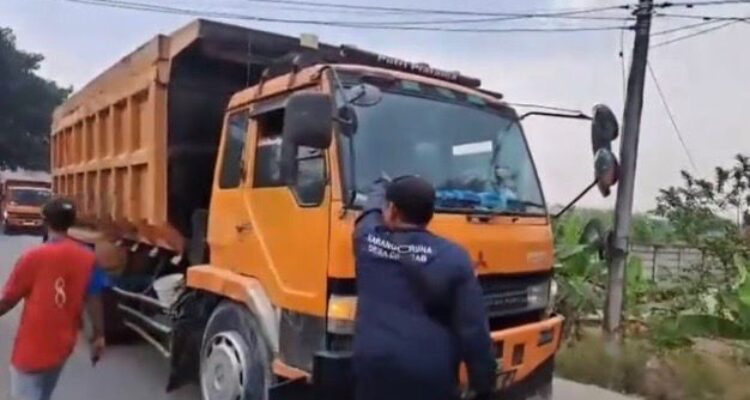 sejumlah warga yang di duga merupakan anggota Karang Taruna Desa Cirarab, Legok, Kabupaten Tangerang mendatangi pos Dinas Perhubungan (Dishub) Kabupaten Bogor di jembatan perbatasan Parungpanjang dengan Malang Nengah, Pagedangan, Kabupaten Tangerang, Foto/Istimewa