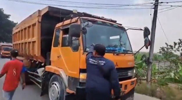 sejumlah warga yang di duga merupakan anggota Karang Taruna Desa Cirarab, Legok, Kabupaten Tangerang mendatangi pos Dinas Perhubungan (Dishub) Kabupaten Bogor di jembatan perbatasan Parungpanjang dengan Malang Nengah, Pagedangan, Kabupaten Tangerang, Foto/Istimewa