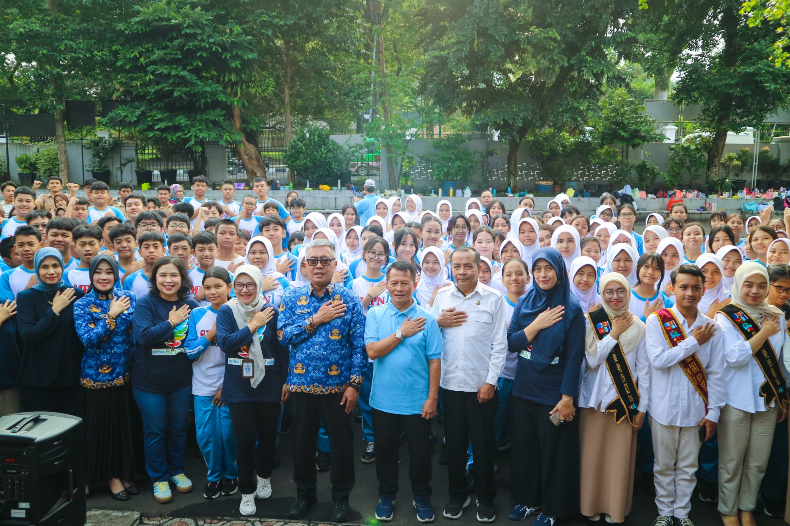 Foto bersama Sekda Kot Bogor, Deny Mulyadi bersama siswa siswi serta guru dalam acara Germas Goes To School, Foto/Diskominfo Kota Bogor