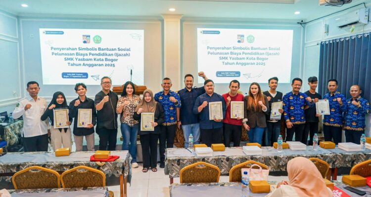 DPRD dan Pemkot Bogor saat memberikan izasah, Foto/Setwan Kota Bogor