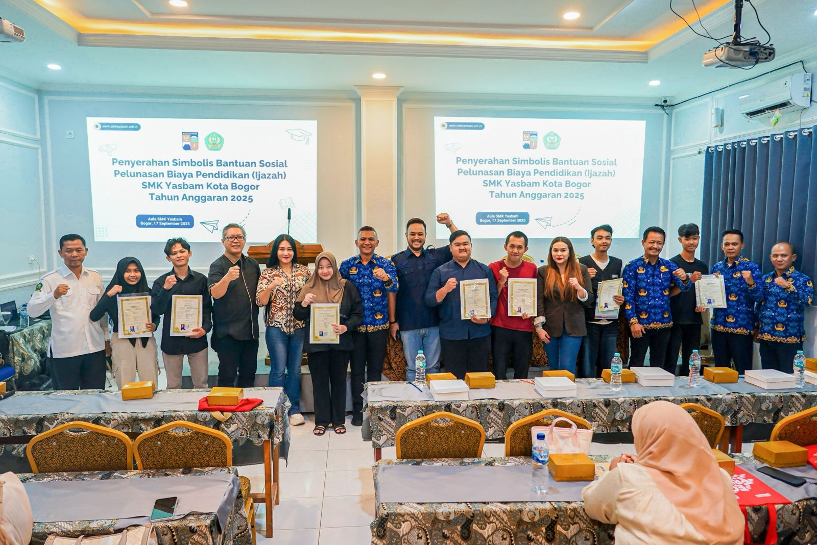 DPRD dan Pemkot Bogor saat memberikan izasah, Foto/Setwan Kota Bogor