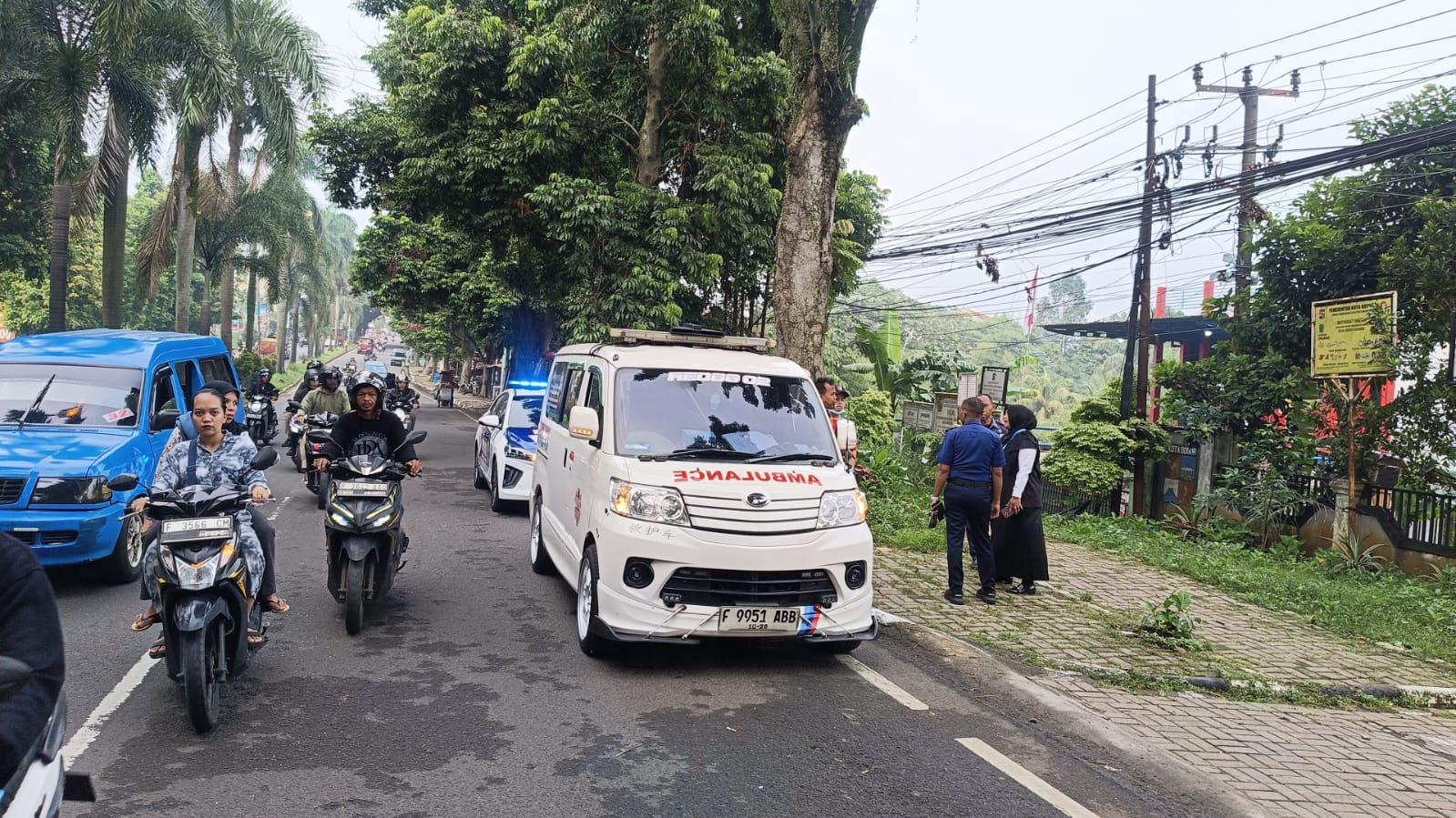 Mobil ambluance yanv angkut Kecelakaan lalu lintas tragis terjadi di Jalan Raya KH. Abdullah Bin Nuh, Foto/Istimewa