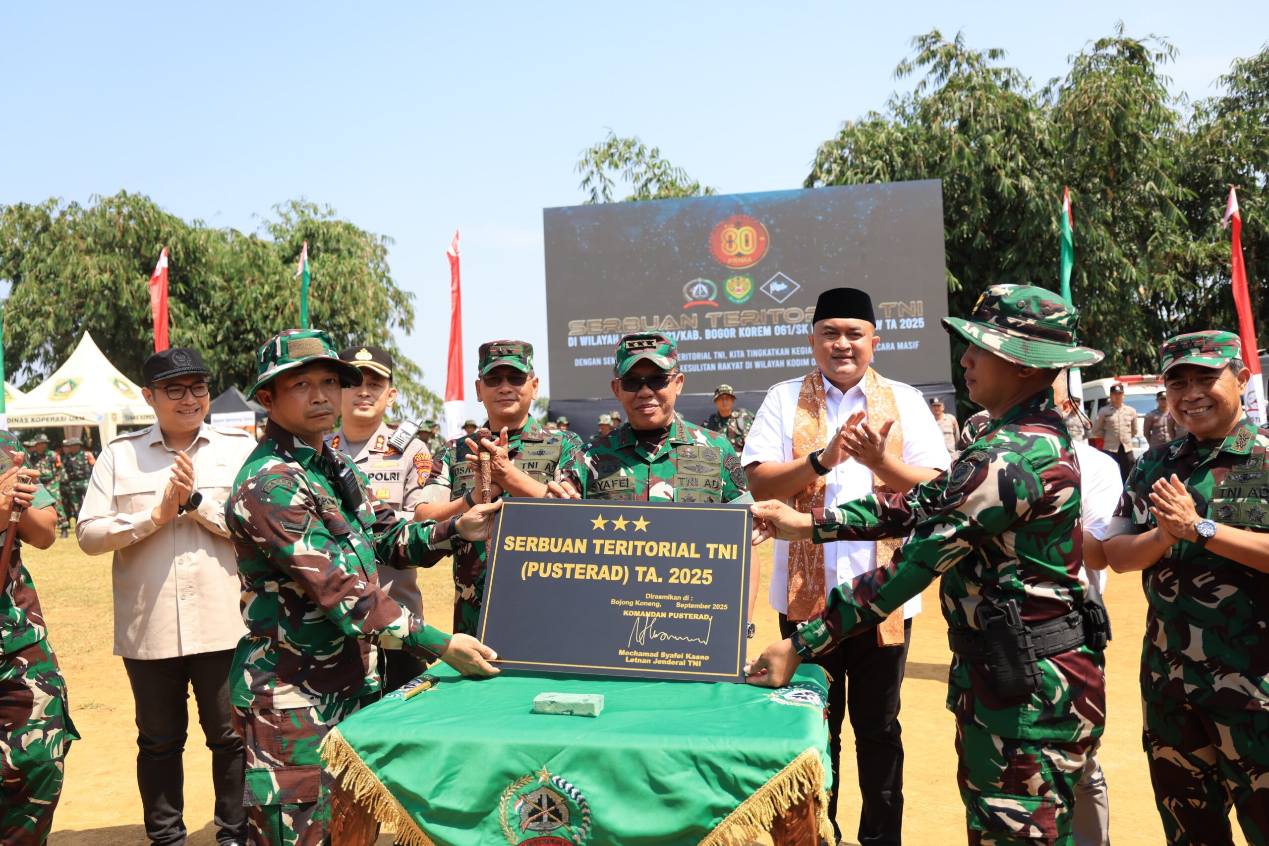 Bupati Bogor, Rudy Susmanto, menghadiri kegiatan penutupan Serbuan Teritorial TNI Tahun 2025, Foto/Diskominfo Kabupaten Bogor Bupati Bogor, Rudy Susmanto, menghadiri kegiatan penutupan Serbuan Teritorial TNI Tahun 2025, Foto/Diskominfo Kabupaten Bogor