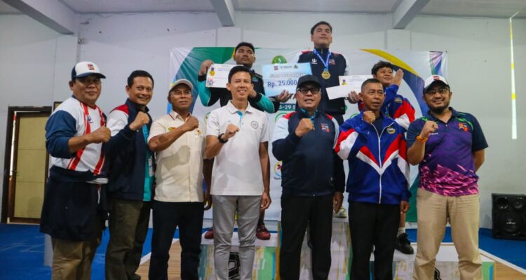 Sekda Kota Bogor, Denny Mulyadi saat berfoto dengan para atlet, Foto/Diskominfo Kota Bogor