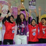 Brand Ambassador AXIS Nation Cup, Noa Leatomu (keempat dari kiri) turut serta merayakan kemenangan SMK Nusantara Jakarta dalam laga final futsal Putri AXIS Nation Cup 2025 preliminary Jakarta di GOR UNJ (21/9). Keberhasilan AXIS Nation Cup 2025 di Jabodetabek menunjukkan komitmen kuat XLSMART dan AXIS dalam mendukung pengembangan talenta muda di bidang olahraga,Foto/Istimewa