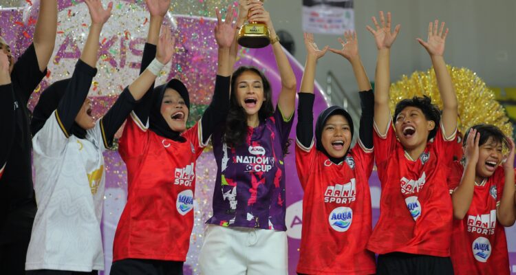 Brand Ambassador AXIS Nation Cup, Noa Leatomu (keempat dari kiri) turut serta merayakan kemenangan SMK Nusantara Jakarta dalam laga final futsal Putri AXIS Nation Cup 2025 preliminary Jakarta di GOR UNJ (21/9). Keberhasilan AXIS Nation Cup 2025 di Jabodetabek menunjukkan komitmen kuat XLSMART dan AXIS dalam mendukung pengembangan talenta muda di bidang olahraga,Foto/Istimewa