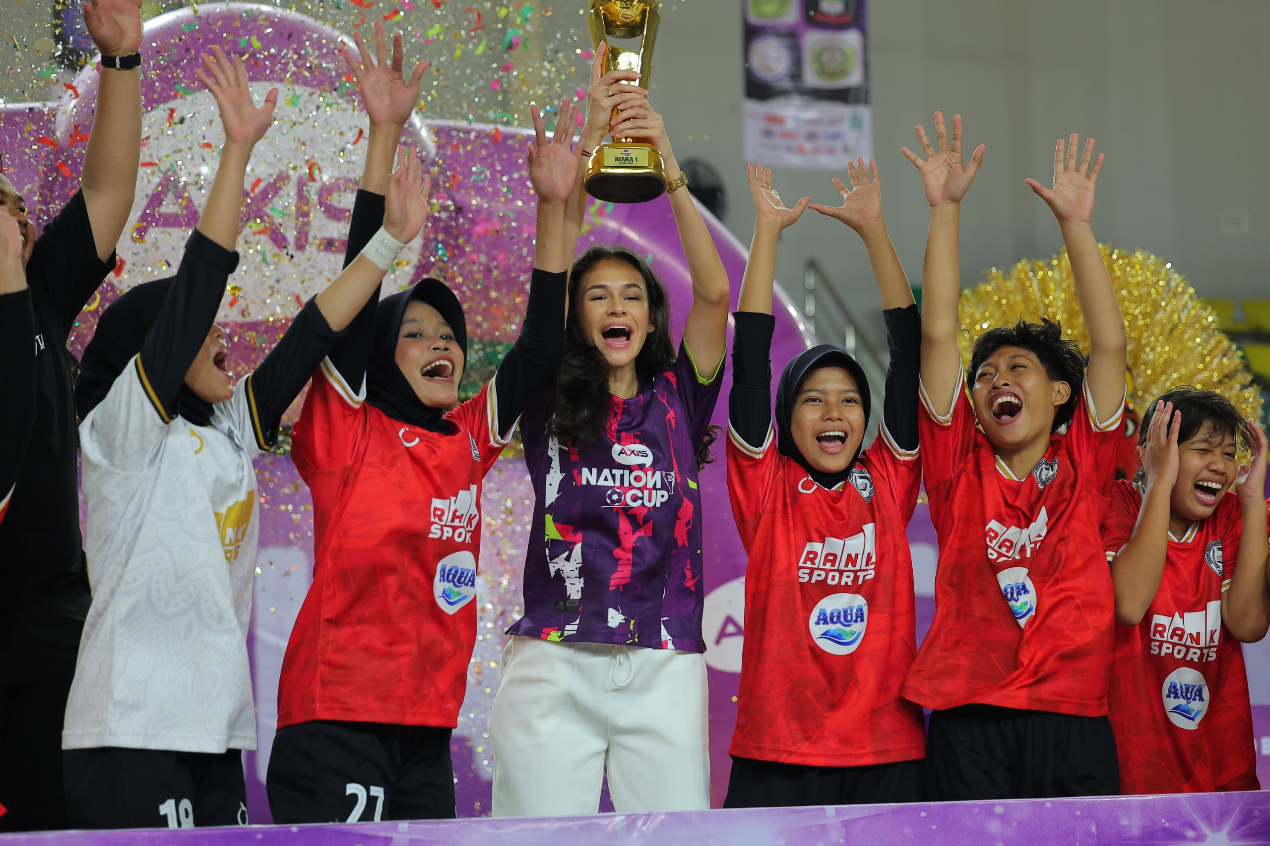 Brand Ambassador AXIS Nation Cup, Noa Leatomu (keempat dari kiri) turut serta merayakan kemenangan SMK Nusantara Jakarta dalam laga final futsal Putri AXIS Nation Cup 2025 preliminary Jakarta di GOR UNJ (21/9). Keberhasilan AXIS Nation Cup 2025 di Jabodetabek menunjukkan komitmen kuat XLSMART dan AXIS dalam mendukung pengembangan talenta muda di bidang olahraga,Foto/Istimewa Brand Ambassador AXIS Nation Cup, Noa Leatomu (keempat dari kiri) turut serta merayakan kemenangan SMK Nusantara Jakarta dalam laga final futsal Putri AXIS Nation Cup 2025 preliminary Jakarta di GOR UNJ (21/9). Keberhasilan AXIS Nation Cup 2025 di Jabodetabek menunjukkan komitmen kuat XLSMART dan AXIS dalam mendukung pengembangan talenta muda di bidang olahraga,Foto/Istimewa