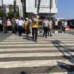 Wali kota Bogor, Dedie A Rachim saat mencoba tempat penyeberangan orang saat meresmikan pintu masuk Stasiun Bogor, foto/Adi Wirman