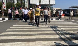 Wali kota Bogor, Dedie A Rachim saat mencoba tempat penyeberangan orang saat meresmikan pintu masuk Stasiun Bogor, foto/Adi Wirman Wali kota Bogor, Dedie A Rachim saat mencoba tempat penyeberangan orang saat meresmikan pintu masuk Stasiun Bogor, foto/Adi Wirman