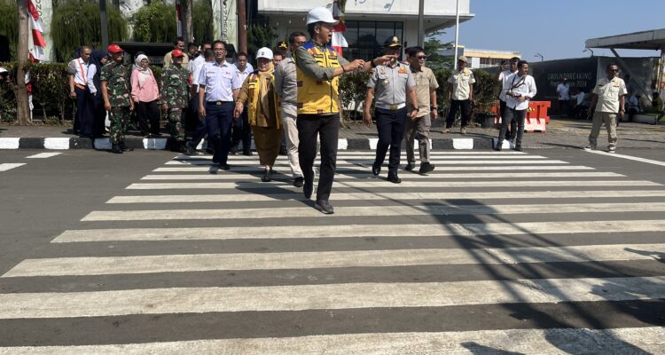Wali kota Bogor, Dedie A Rachim saat mencoba tempat penyeberangan orang saat meresmikan pintu masuk Stasiun Bogor, foto/Adi Wirman
