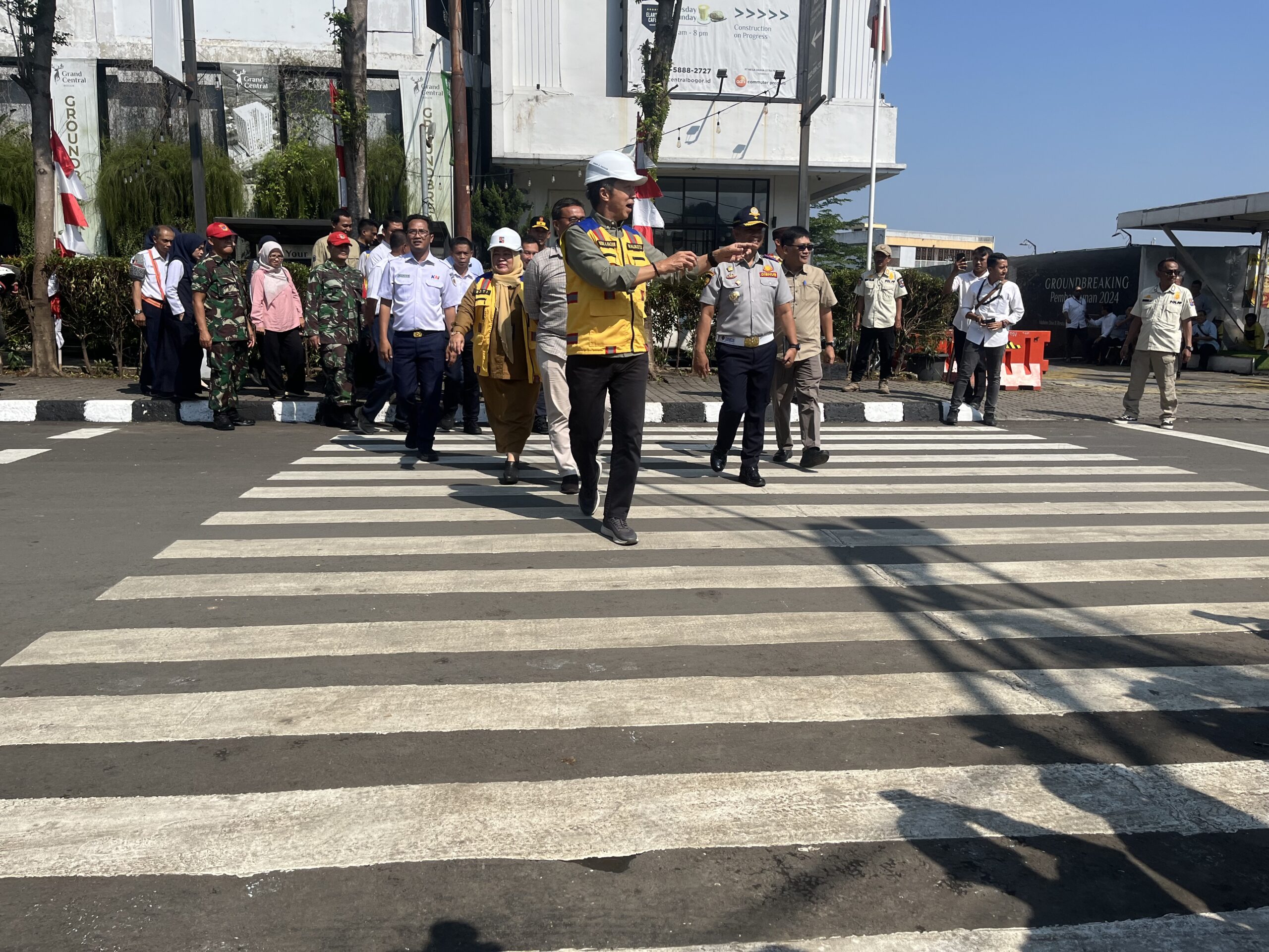 Wali kota Bogor, Dedie A Rachim saat mencoba tempat penyeberangan orang saat meresmikan pintu masuk Stasiun Bogor, foto/Adi Wirman