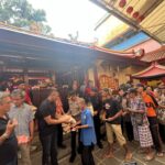 Wakil Wali Kota Bogor, Jenal Mutaqin saat membagikan beras di Vihara Dhanagun, Foto/Adi Wirman