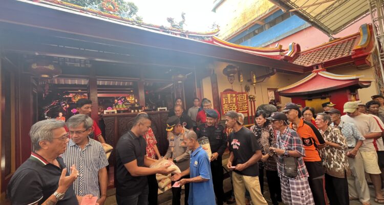 Wakil Wali Kota Bogor, Jenal Mutaqin saat membagikan beras di Vihara Dhanagun, Foto/Adi Wirman