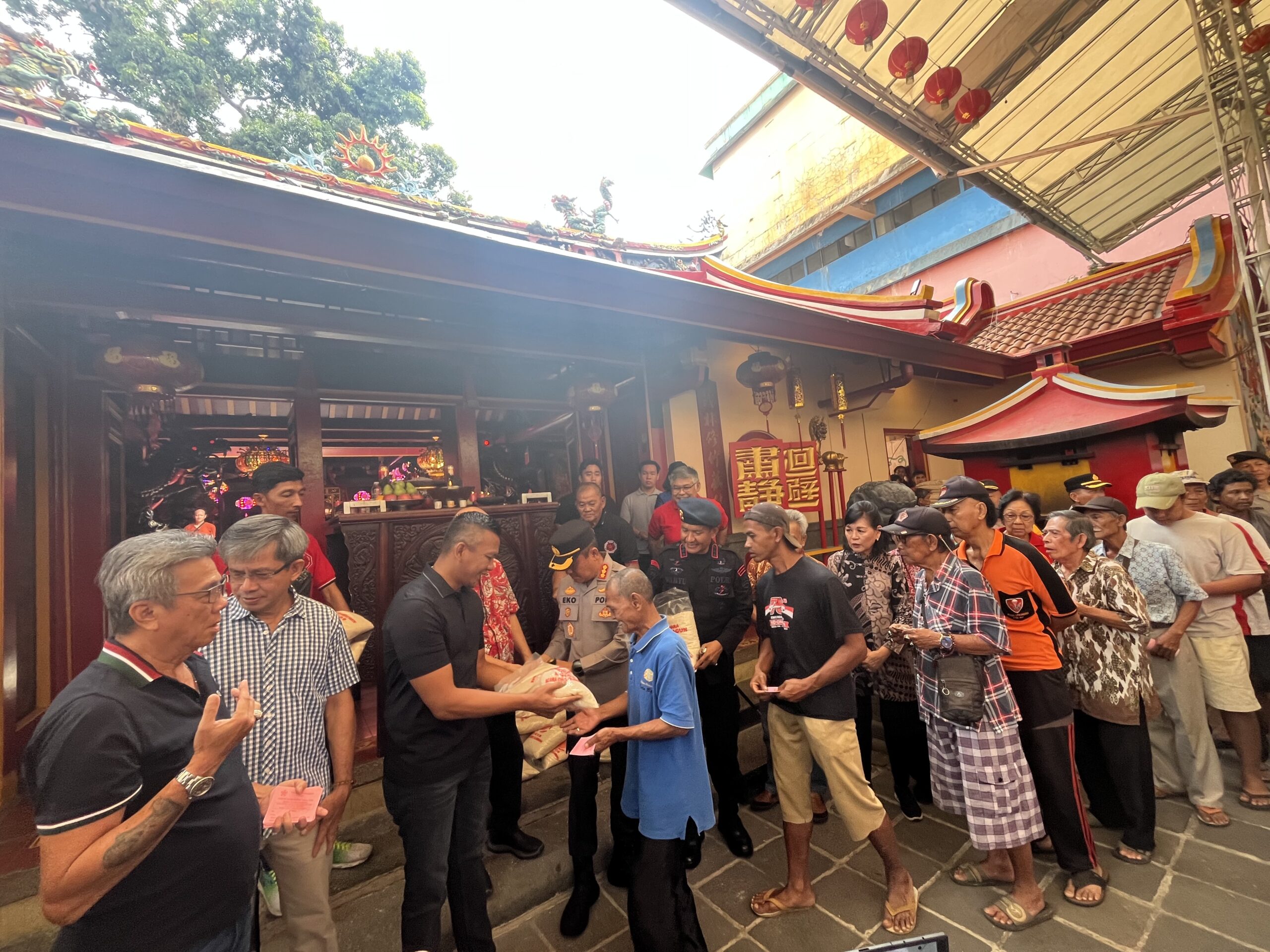 Wakil Wali Kota Bogor, Jenal Mutaqin saat membagikan beras di Vihara Dhanagun, Foto/Adi Wirman