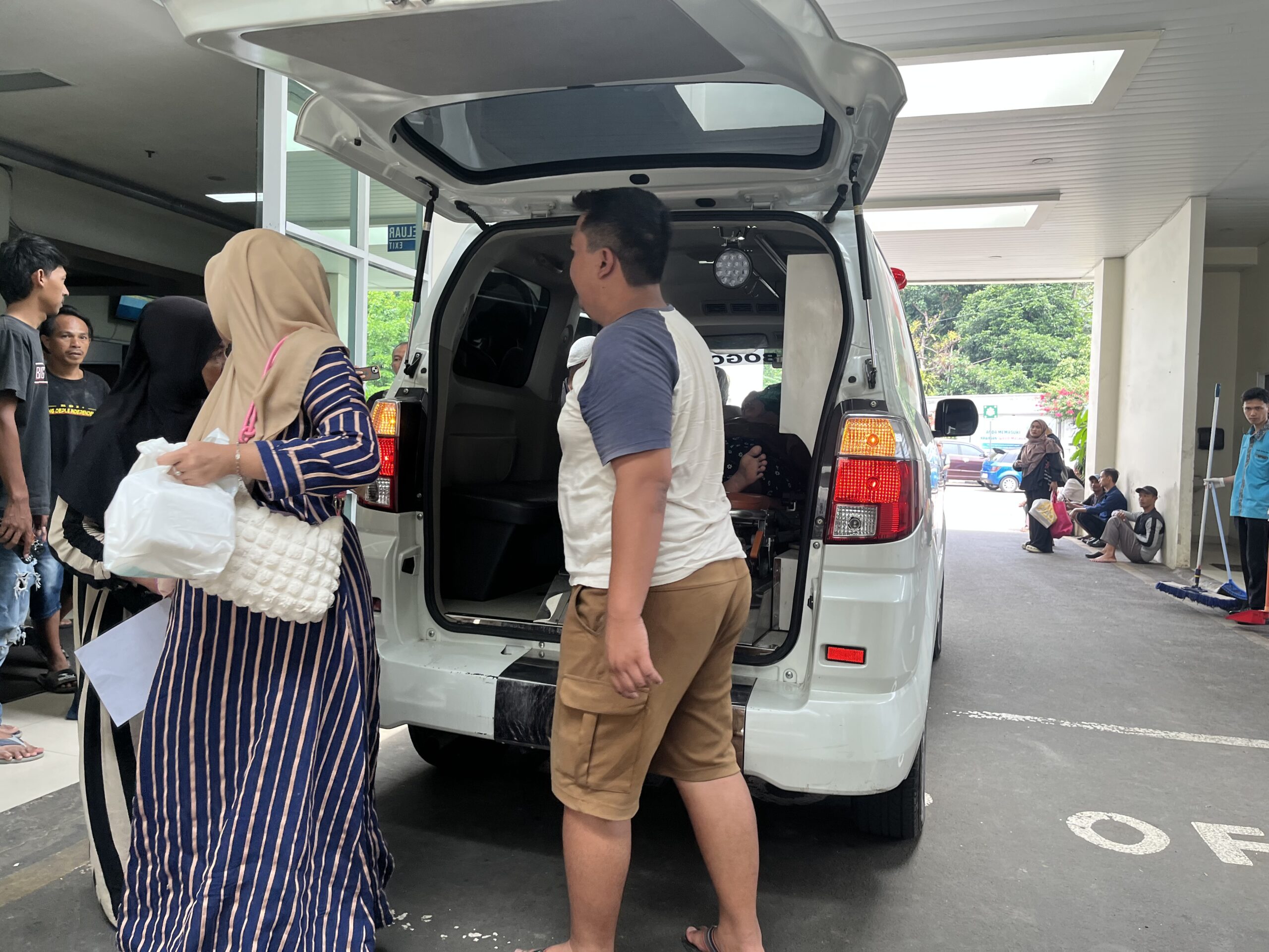 Situasi korban bangunan madrasah ambruk di Ciomas Bogor di RSUD Kota Bogor, Foto/Adi Wirman Situasi korban bangunan madrasah ambruk di Ciomas Bogor di RSUD Kota Bogor, Foto/Adi Wirman