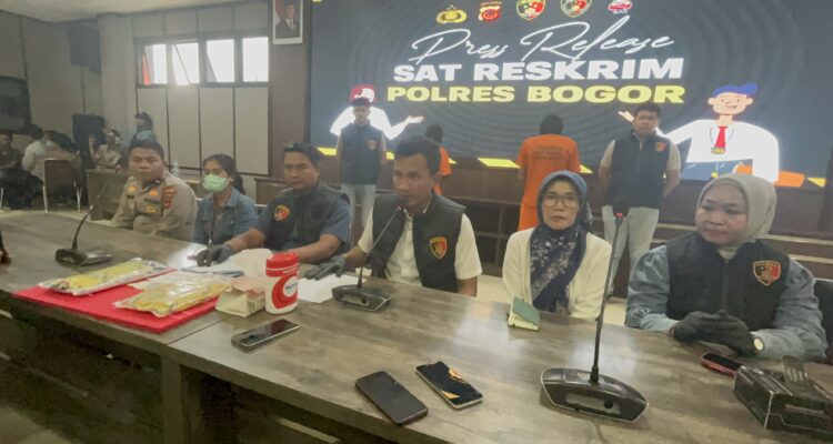 Satreskrim Polres Bogor saat menggelar konferensi pers soal pencabulan anak di bawah umur yang dilakukan oleh dua kakek-kakek,Foto/Adi Wirman