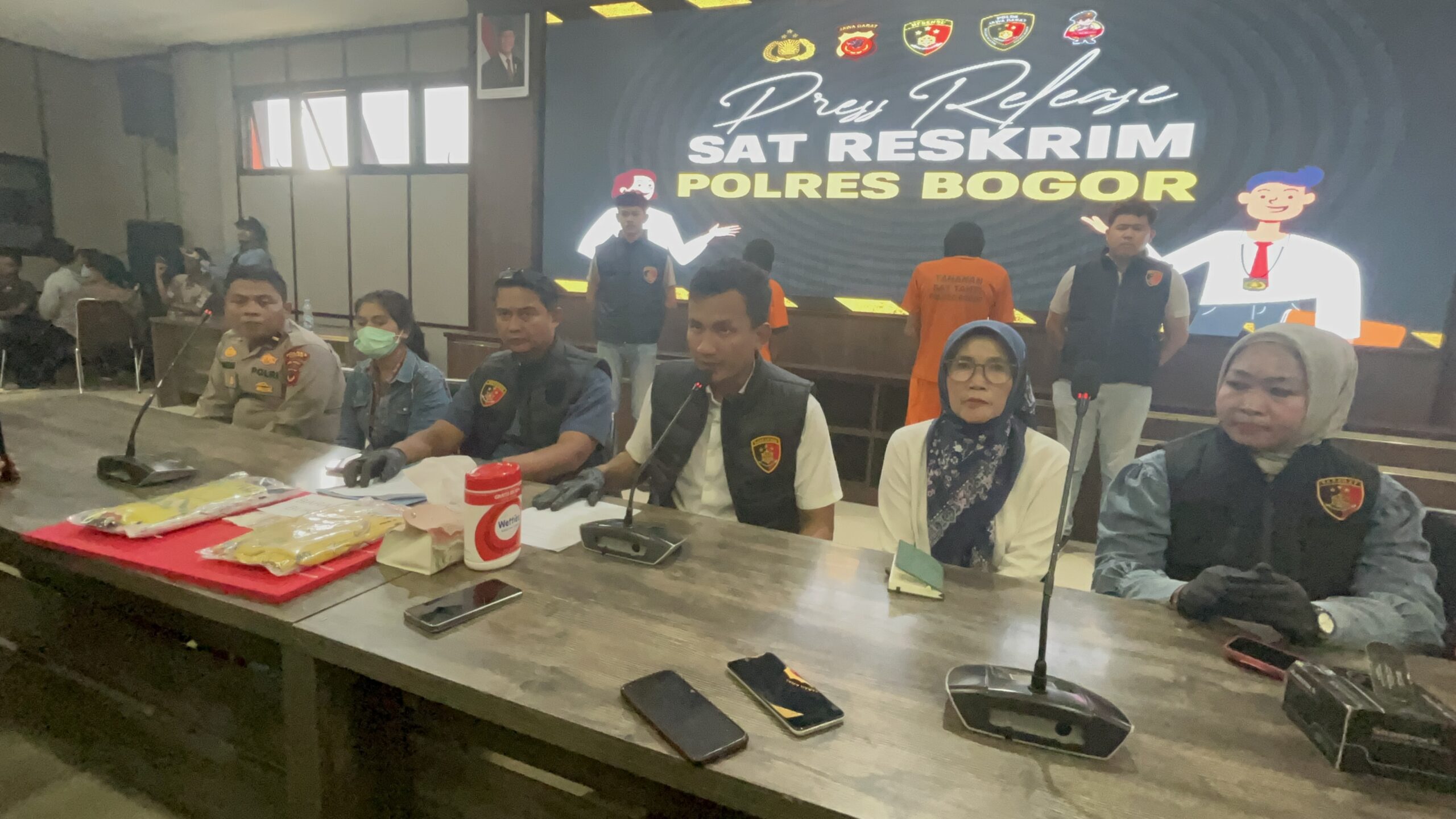 Satreskrim Polres Bogor saat menggelar konferensi pers soal pencabulan anak di bawah umur yang dilakukan oleh dua kakek-kakek,Foto/Adi Wirman