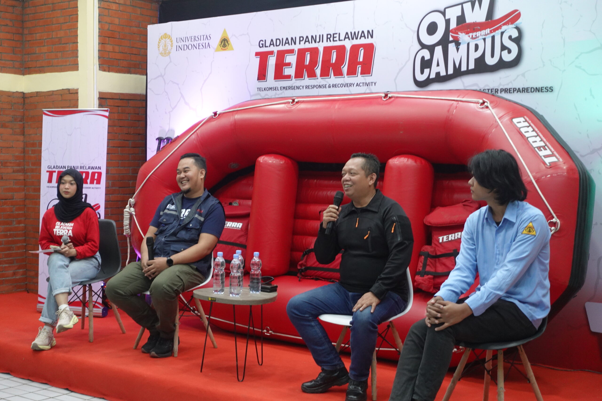 Telkomsel melalui program Telkomsel Emergency Response and Recovery Activity (TERRA) kembali menggelar kegiatan bertajuk TERRA OTW Campus di Universitas Indonesia (UI). Telkomsel melalui program Telkomsel Emergency Response and Recovery Activity (TERRA) kembali menggelar kegiatan bertajuk TERRA OTW Campus di Universitas Indonesia (UI).