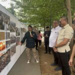 Ketua PFI M Andi bersama Wakil Wali Kota Bogor dan dari Kementrian Ekraf saat melihat sejumlah foto dalam kegiatan satu Dekade Pewarta Foto Indonesia Bogor, Foto/Adi Wirman