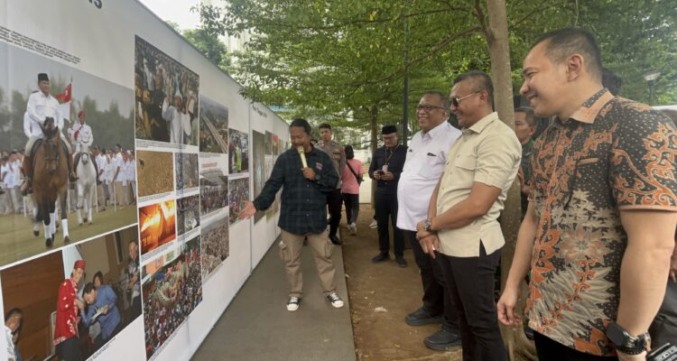 Ketua PFI M Andi bersama Wakil Wali Kota Bogor dan dari Kementrian Ekraf saat melihat sejumlah foto dalam kegiatan satu Dekade Pewarta Foto Indonesia Bogor, Foto/Adi Wirman