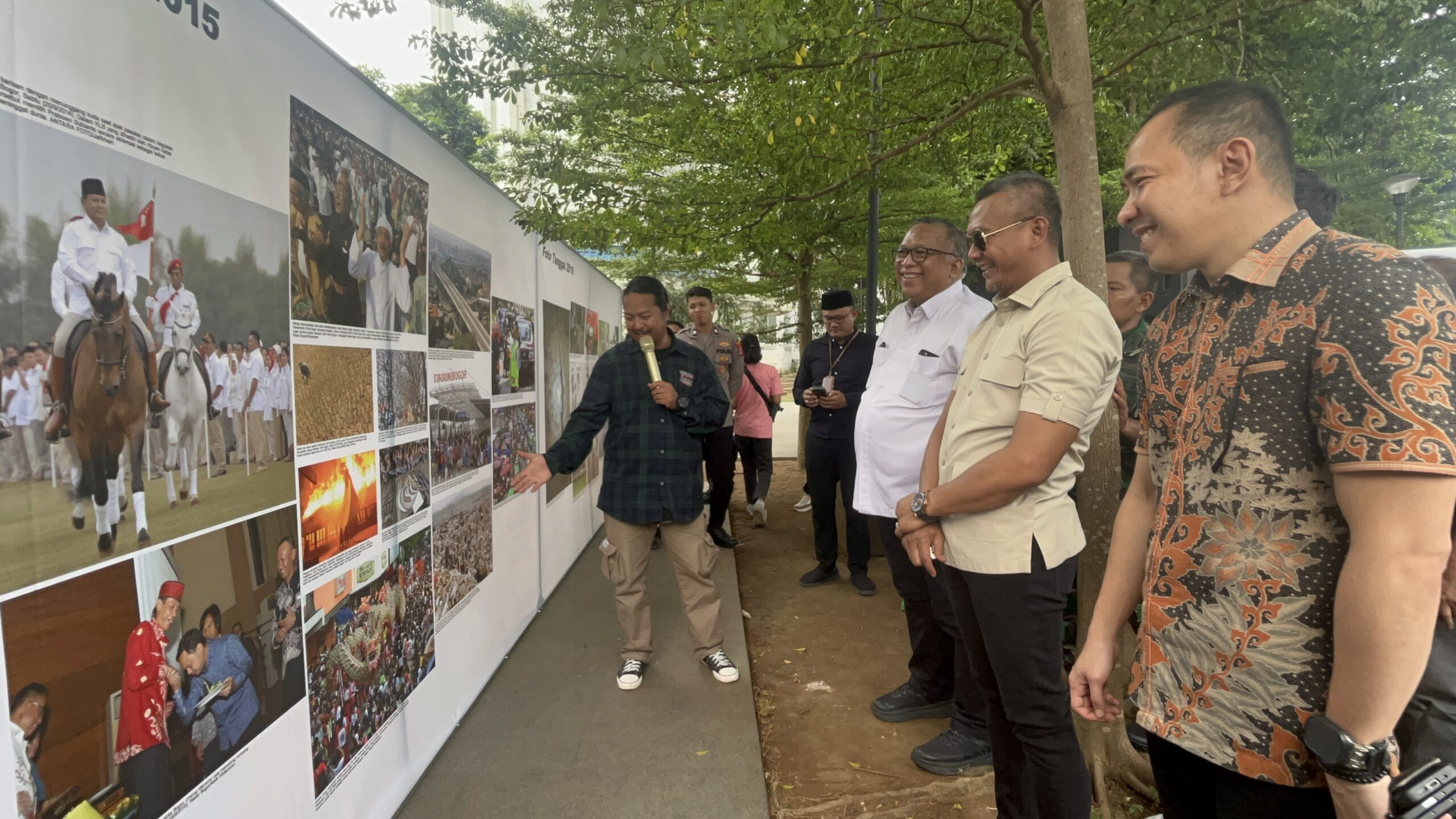 Ketua PFI M Andi bersama Wakil Wali Kota Bogor dan dari Kementrian Ekraf saat melihat sejumlah foto dalam kegiatan satu Dekade Pewarta Foto Indonesia Bogor, Foto/Adi Wirman