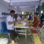 Sejumlah masyarakat tengah melakukan pembayaran pajak saat operasi gabungan pajak berkendaraan di Jalan Ahmad Yani Kota Bogor, Foto/Adi Wirman