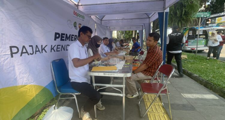 Sejumlah masyarakat tengah melakukan pembayaran pajak saat operasi gabungan pajak berkendaraan di Jalan Ahmad Yani Kota Bogor, Foto/Adi Wirman