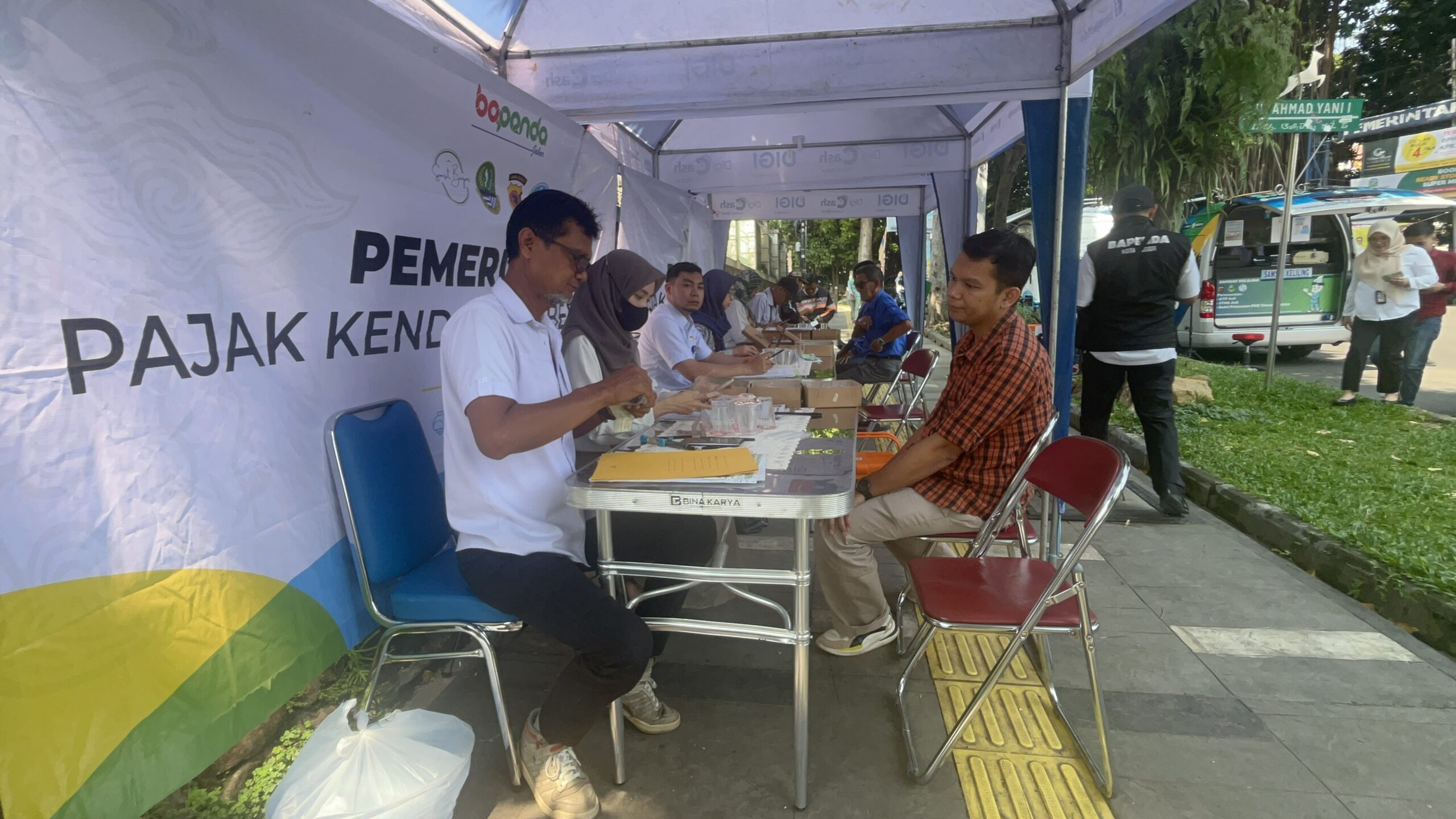 Sejumlah masyarakat tengah melakukan pembayaran pajak saat operasi gabungan pajak berkendaraan di Jalan Ahmad Yani Kota Bogor, Foto/Adi Wirman