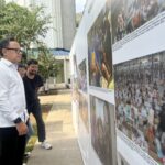 Wamendagri, Bima Arya Sugiarto saat melihat foto-foto di Pameran Foto yang diselenggarakan oleh PFI Bogor, Foto/Adi Wirman