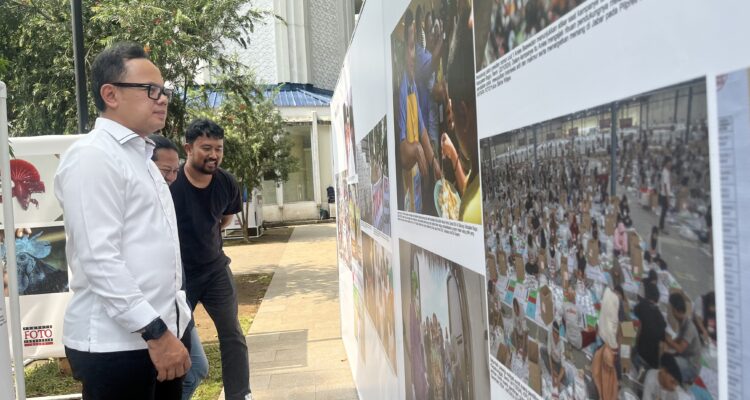 Wamendagri, Bima Arya Sugiarto saat melihat foto-foto di Pameran Foto yang diselenggarakan oleh PFI Bogor, Foto/Adi Wirman